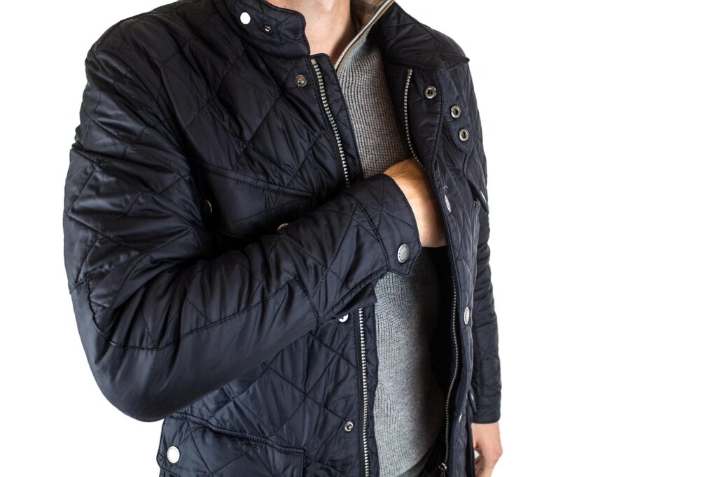Le blouson aviateur, un vêtement militaire utilitaire adopté par le grand publique